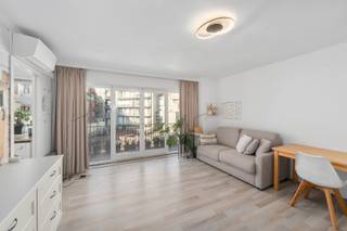 À quelques pas de la mer et de la plage se trouve ce studio spacieux et agréable avec terrasse, situé au deuxième étage. Cet appartement économe en énergie bénéficie d’un emplacement calme dans la Ferdinand Mosselmanstraat, juste à côté de la Lippenslaan et de la Dumortierlaan. Vous profitez ici d’un environnement agréable et paisible, tout en étant à deux pas de nombreux commerces, restaurants et autres commodités. Le studio dispose d’une agréable terrasse et offre, grâce à sa disposition en largeur, une belle sensation d’espace.<br /><br />Agencement : hall d’entrée, séjour, agréable terrasse, cuisine, débarras, salle de bains.<br /><br />Général : climatisation, nouveau chauffe-eau, installation électrique rénovée, nouvelle porte de sécurité.<br /><br />Local à vélos et local poubelles.<br /><br />Visites : sur rendez-vous avec Avantimmo au 050 62 50 55.