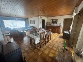 <strong>Ruime verzorgde woning met 6 kamers en garage.<br /><br />Indeling</strong><br />gelijkvloers: inkom met bureel / slaapkamer, woonkamer met aansluitende keuken en veranda, toilet, badkamer, garage met doorgang naar tuin en attelier.<br />eerste verdiep: 5 slaapkamers<br /><br /><strong>Troeven:</strong>
<ul><li>zolder en kelder</li><li>zeer lichtrijke woonkamer en keuken</li><li>logische indeling</li><li>ruime woning</li><li>garage en tuin</li></ul>
bij deze woning geldt de renovatieplicht