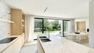 Prachtige nieuwbouwvilla op een zeer goede en rustige locatie in het Zoute. <br />Uitzonderlijke afwerkingsgraad en voorzien van alle laatste technieken. <br /><br />Indeling: <br />Inkomhal met vestiaire, gastentoilet en lift (-1 tot +1), grote woon- en eetkamer aansluitend op de open keuken allen met zicht op de prachtig aangelegde tuin met perfecte zonne-oriëntatie. Praktische bijkeuken en wasruimte. <br />Op de 1ste verdieping bevindt zich de master bedroom met dressing en badkamer (bad/douche/dubbele lavabo/toilet). Nog 3 ruime slaapkamers, elk met hun eigen douchekamer.<br />Op de 2de verdieping de 5de en 6de slaapkamer met een gedeelde douchekamer. Technische ruimte en zolderruimte. <br />Kelder met berging, technisch lokaal en wijnkelder. Inpandige garage en meerdere staanplaatsen voor de villa. <br /><br />EPC: 53 kWh/m² - E30 - UC: 31043-G-OMV_2021120640/EP14854/A001/D01/SD001