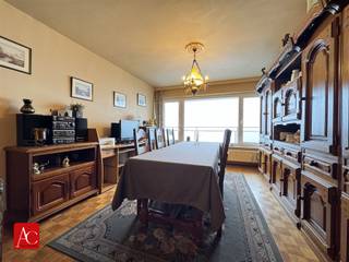 <p>Welkom bij dit appartement van 86m² gelegen in Sint-Niklaas, een mooie opportuniteit voor starters of investeerders.</p><p>Het appartement is gelegen op de 15de verdieping wat u ongelooflijke vergezichten biedt vanop het terras, verder beschikt het over een uiterst lage EPC score van 141 (energielabel B)<br />en is volledig asbestvrij. Het buitenschrijnwerk bestaat uit een PVC profiel met dubbele beglazing, er is centrale verwarming op aardgas aanwezig.</p><p>De leefruimte kenmerkt zich door zijn grote ramen met uitzicht op het groene omliggende park, waardoor een aangename en lichte leefruimte ontstaat. <br />Verder beschikt het appartement over een keuken, berging, badkamer en 2 mooie slaapkamers.<br />Op de kelderverdieping is er een privatieve berging (2m2), deze zit mee vervat in de prijs.</p><p>Dit appartement biedt een perfecte balans tussen comfort, ruimte en bereikbaarheid. Ideaal voor wie zoekt naar een praktische en aangename woonplek in Sint-Niklaas.</p>