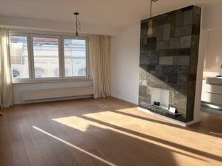 <p>Dit knap appartement is gelegen op de derde verdieping van een karaktervol gebouw aan de Onderbergen, midden in het centrum van Gent.<br /><br />De woning beschikt over <strong>een ruime en lichtrijke woonkamer</strong> met aansluitend een open geïnstalleerde keuken. Er zijn <strong>twee volwaardige slaapkamers</strong>, een badkamer en een afzonderlijk toilet. Dankzij de twee slaapkamers is het appartement geschikt voor wie een extra kamer wenst als bureau, dressing of logeerkamer.<br /><br />De centrale ligging is een belangrijke troef. Vanuit Onderbergen bevinden winkels, restaurants, cafés en het historische centrum van Gent zich op wandelafstand. Ook het openbaar vervoer en diverse andere voorzieningen zijn vlot bereikbaar.<br /><br />Huurprijs: <strong>€ 995</strong> + € 110 algemene onkosten per maand.<br /><br />Het appartement is beschikbaar vanaf 1 oktober 2026 en beschikt over een EPC-label C (217 kWh/m²).<br /><br />Interesse? Contacteer ons via 09 330 61 04 of info@vastgoedminnaert.be.</p>