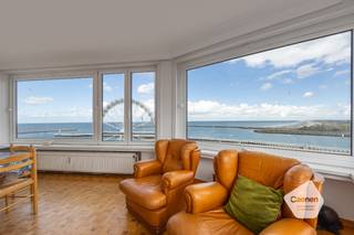 <ul>
<li>Dit twee slaapkamer <strong>hoek-appartement</strong> is gelegen langs de Albert I-Promenade te Oostende.</li>
<li>Het appartement is gelegen vlakbij het commercieel centrum, station en Visserskaai.</li>
<li>Vanop de <strong>9<sup>e </sup>verdieping</strong> geniet je van een uniek <strong>uitzicht</strong> op de <strong>duinen, zee</strong>, Oosteroever, vaargeul, ...</li>
<li>De indeling van het appartement is als volgt: inkom, leefruimte met half open keuken, <strong>twee slaapkamers</strong>, badkamer en afzonderlijk toilet.</li>
<li>Het perfecte tweede verblijf met prachtig zeezicht!</li>
</ul>