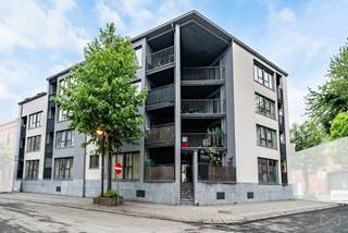 Situé au 1er étage d'une résidence récente, à proximité immédiate du centre-ville et de toutes les commodités, cet agréable appartement séduit par son excellent état d'entretien et sa luminosité.<br /><br />Il se compose d'un hall d'entrée, d'un WC séparé avec lave-mains, d'un spacieux séjour baigné de lumière naturelle avec cuisine ouverte entièrement équipée donnant accès à une terrasse de ± 6 m², d'une réserve/buanderie, d'une salle de bains équipée d'un meuble lavabo et d'une baignoire, ainsi que de deux chambres confortables.<br /><br />Le bien bénéficie également d'une cave privative ainsi que d'un emplacement de parking en sous-sol, apportant un confort appréciable au quotidien.<br /><br />Caractéristiques techniques : châssis PVC double vitrage, chauffage électrique par accumulation, installation électrique conforme, résidence bien entretenue, etc.<br /><br />Un bien idéal pour un investissement serein ou pour une occupation personnelle grâce à sa situation stratégique et ses faibles contraintes d'entretien.<br /><br />Actuellement loué au prix de 725 €/mois, auxquels s'ajoutent 70 € de charges communes.<br /><br />PEB : C – Espec : 179 kWh/m².an – E Total : 13.061 kWh/an – code unique : 20190107000566.