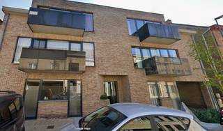 Het appartement omvat volgende ruimtes: Inkomhal, afzonderlijk toilet, ruime woonkamer met open ingerichte keuken, berging, 3 slaapkamers, ingerichte badkamer, ruim terras achteraan, garage nr. 16, en elektrische verwarming.
