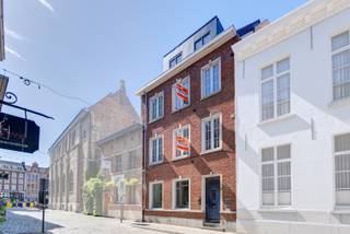Dit prachtige DUPLEX appartement is gelegen in een gebouw met 3 appartementen in centrum Lier . Het is volledig gerenoveerd in 2025 en ligt op...