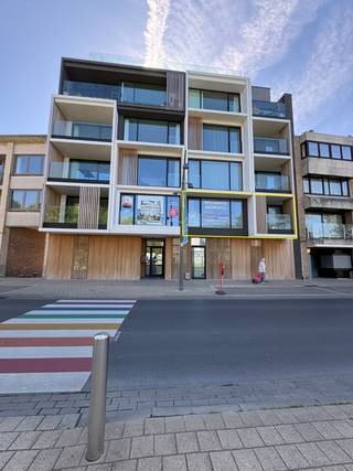 In het hart van De Panne, in de Zeelaan, ligt Residentie Georges, een hedendaags project met 11 BEN-appartementen. Dit charmante appartement op...