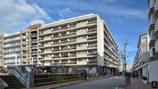 Trendy ingericht appartement met Zuidgericht terras, gelegen op de 5e verdieping in de Kustlaan, ter hoogte van het Lichttorenplein.Samenstelling:...