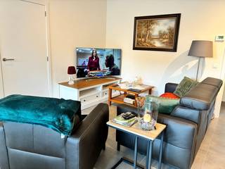 Dit instapklare gelijkvloers appartement combineert een praktische indeling met een topligging nabij het dorpscentrum met winkels en openbaar vervoer.<br /><br />Het appartement beschikt over een gezellige woonkamer met open keuken, een handige berging, twee volwaardige slaapkamers, een badkamer en een afzonderlijk toilet. Vanuit de leefruimte heb je rechtstreeks toegang tot het ruime terras. <br /><br />Achter het gebouw is een autostaanplaats voorzien en is er een fietsenstalling beschikbaar. De nabijheid van de oprit van de E17 zorgt bovendien voor een uitstekende bereikbaarheid.<br /><br />Een ideale woonplek voor wie op zoek is naar comfort, ruimte en een vlotte verbinding.<br />(Maandelijkse vaste kosten: 50 €)