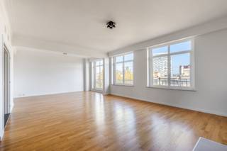 <p><strong>Prachtig en zeer ruim appartement op de 8e verdieping met een fantastisch groen uitzicht, gelegen in een prestigieus gebouw met twee liften.</strong></p>
<p>Dit appartement bevindt zich op wandelafstand van het centrum van Antwerpen en ligt vlakbij het grootste park van de stad, evenals het openbaar vervoer, winkels, scholen, de diamantwijk, gezellige cafés en restaurants. De belangrijke in- en uitvalswegen zijn ook in de directe omgeving aanwezig, wat zorgt voor een uitstekende bereikbaarheid.<br /><br /></p>
<p><strong>Indeling:</strong> Bij binnenkomst betreed je een majestueuze inkomhal met ingebouwde kasten en een apart gastentoilet met handwasser. De hal leidt naar een lichtrijke woonkamer, die dankzij de grote raampartijen een prachtig groen uitzicht biedt. De L-vormige leefruimte is voorzien van een sfeervolle sierhaard, een gezellige zithoek en een ruime eetkamer.</p>
<p>Aangrenzend geeft een elegante smeedijzeren deur toegang tot een aparte ontbijthoek of overdekte veranda, en de volledig uitgeruste keuken. De keuken beschikt over recente Smeg-apparaten (oven, microgolf, vaatwasser, dampkap, dubbele spoelbak en een ijskast met diepvries), evenals een wasmachine.</p>
<p>De hal biedt verder toegang tot twee ruime slaapkamers, waarvan één een en suite badkamer heeft, uitgerust met een bad, een zeer ruime inloopdouche, een toilet en dubbele lavabo.</p>
<p></p>
<p><strong>Bijzonderheden:</strong></p>
<ul>
<li>Zeer centrale ligging</li>
<li>Volledig appartement op parket</li>
<li>Verlichting aanwezig</li>
<li>Conciërge in het gebouw</li>
<li>Kelderruimte beschikbaar</li>
<li>Zeer grote bereikbaarheid</li>
</ul>
<br /><br />Voor meer info of een bezoek ter plaatse, kan u contact opnemen met Sigalit op 0475/668474 of via Sigalit@reds.be