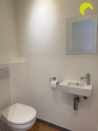 <p><span>Appartement moderne d'une chambre, classé A sur l'échelle EPC, situé près de la Rupel à Boom</span></p><p><span>Cet élégant appartement 1 chambre est situé au troisième étage d'un immeuble bien entretenu. Grâce à son emplacement idéal, à proximité de la Rupel et à quelques minutes à pied du centre de Boom, vous profiterez ici d'un cadre de vie agréable avec de nombreuses possibilités de promenades, des commerces et les transports en commun à proximité. De plus, l'appartement bénéficie d'un label EPC A.</span></p><p><span>Agencement :</span><span><br />Depuis le hall d'entrée soigné, on accède au troisième étage par l'ascenseur. En entrant dans l'appartement, on arrive dans le hall d'entrée avec un vestiaire et des toilettes séparées pour les invités. On remarque immédiatement l'agréable luminosité qui baigne tout l'appartement de lumière naturelle.<br />Sur la droite se trouve le salon-salle à manger baigné de lumière. Au centre de l’appartement se trouve la cuisine entièrement équipée, qui donne accès à la terrasse offrant une belle vue sur la Rupel et le centre de Boom.<br />À côté se trouve un espace de vie supplémentaire, qui confère une sensation d’ouverture et d’espace. La chambre est élégamment séparée par une cloison vitrée et sera équipée d’un rideau occultant pour plus d’intimité. La salle de bains communique directement avec la chambre et est équipée d’une douche et d’un lavabo simple. Il y a également un débarras pratique avec un raccordement pour une machine à laver et un emplacement prévu pour un lave-linge/sèche-linge combiné.</span></p><p><span>L'appartement dispose également d'une cave privative, d'un local à déchets commun et d'un local à vélos.</span></p><p><span>Informations utiles :</span><span><br />· Charges communes : 80 euros/mois (comprenant l'entretien des parties communes, l'ascenseur et l'éclairage des parties communes)<br />· Caution : 3 mois<br />· État des lieux : 225 euros par partie<br />· PEP : 81 kWh/(m² an), label A<br />· Disponible immédiatement</span></p><p><span> </span></p><p><span>Prenez rendez-vous EN LIGNE dès maintenant. Rendez-vous sur la page du bien concerné sur notre site web</span><span><span>www.habicom.be</span></span><span> et cliquez sur le bouton rose «</span><span>'PLAN EEN BEZOEK'</span><span> ». </span></p><p><span>Choisissez le moment qui vous convient le mieux, remplissez les coordonnées demandées, puis cliquez sur « Envoyer » pour confirmer.</span></p><p><span> </span></p>