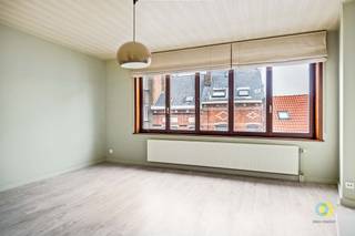 <p><span>In het hart van Vilvoorde, maar toch rustig gelegen, vindt u dit gezellige appartement met één slaapkamer op de tweede verdieping van een kleinschalig gebouw. Bij het binnenkomen wordt u verwelkomd in de inkomhal, die toegang biedt tot de lichtrijke leefruimte, het aparte toilet en de ruime keuken. De keuken is praktisch ingericht en beschikt over een aansluitende berging, ideaal voor extra opslagruimte. Via de nachthal bereikt u een aparte bureauruimte, de douchekamer en de ruime slaapkamer van 12,5 m². Een absolute troef is het aangename zuidgerichte terras, dat rechtstreeks toegankelijk is vanuit de slaapkamer en waar u volop kunt genieten van de zon. Daarnaast beschikt het appartement over een private kelder met aansluiting voor een wasmachine, wat zorgt voor extra comfort en bergruimte. Dankzij de centrale ligging bevinden winkels, restaurants, openbaar vervoer en andere dagelijkse voorzieningen zich op wandelafstand. Dit appartement combineert dan ook moeiteloos het gemak van wonen in het centrum met de rust van een aangename woonomgeving.</span><span> </span></p><p><span>Provisie: €40/maand (waterverbruik).</span></p><p><span>Interesse? Contacteer ons vandaag nog voor een bezoek!</span></p>