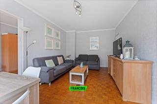 Op een uiterst centrale ligging bevindt zich Residentie "Scarphout". Gelegen aan het Casinoplein, een parallelle straat met de Zeedijk en op enkele stappen van het commercieel centrum biedt dit appartement alle mogelijkheden om zich te bewegen in het bruisend leven van Blankenberge. Het eigendom is gelegen op een boogscheut van winkels, openbaar vervoer, scholen en strand.<br /><br />We betreden het appartement op de eerste verdieping van deze goed onderhouden residentie via de inkomhal, voorzien van vestiaire/ berging. Zo worden we doorgeleid naar de gezellige woonkamer met aanpalende eetkamer die kunnen rekenen op een grote lichtinval dankzij het gebruik van de grote raampartijen die terug te vinden zijn in zowel de keuken, woonkamer alsook in de slaapkamer. <br /><br />De aanwezige keuken voorzien in hedendaags comfort. Verder treffen we in deze topper één grote slaapkamer die in rechtstreekse verbinding staat met de badkamer. Deze laatste werd voorzien van een bad met douchescherm, een enkele wastafel en toilet. <br /><br />Het appartement is zuidgeoriënteerd, geniet een gunstige EPC waarde van 249 kWh/m² jaar, kent een conform elektrische keuring en wordt gekenmerkt door zijn perfect instapklaar/ verhuurbaar karakter. Als laatste troeven krijgen we een prachtig zicht over het Casinoplein en staat de residentie op de gelijkvloers verdieping in rechtstreeks contact met de Zeedijk via een inpandige verbinding. <br /><br />Aarzel niet en leg onmiddellijk uw bezoek vast!<br /><br />