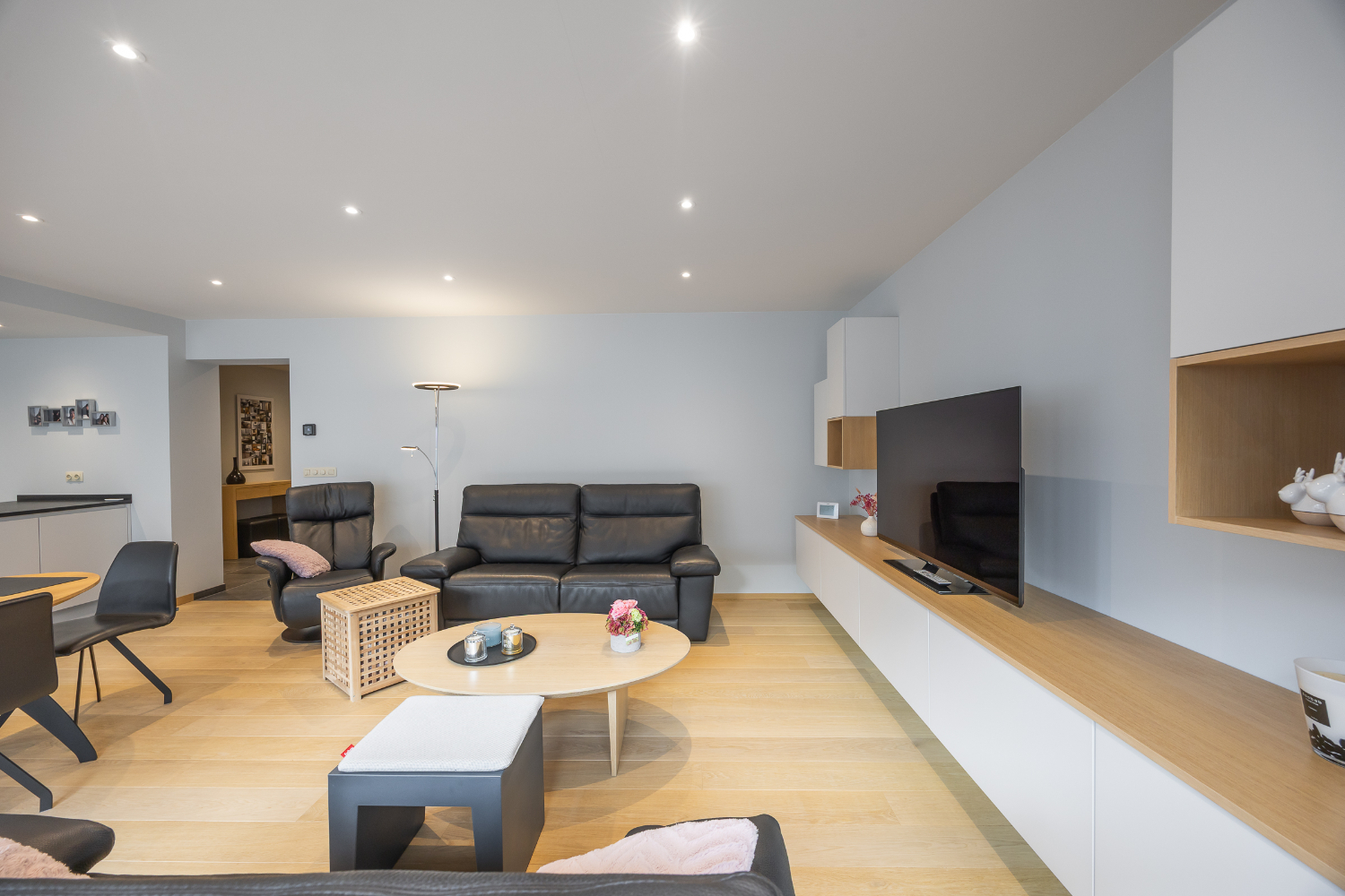 Gerenoveerd 2-slaapkamer appartement met inpandige garage in hartje Oostende - photo 4