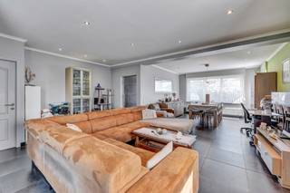 Voor meer info of een bezoek, bel 054 69 39 34 - UNIEKE AANBIEDING - Op een uitstekende uitvalsbasis in Erpe-Mere bevindt zich deze instapklare...