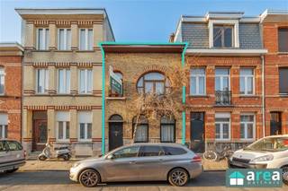 In een rustige straat in Deurne, achter een charmante en authentieke gevel, vinden we deze instapklare gezinswoning terug. Het betreft een...