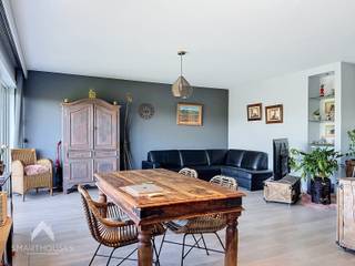 <p>Appartement extrêmement économe en énergie situé dans un cadre verdoyant et paisible, comprenant un hall d'entrée avec WC séparé, un vaste séjour lumineux avec espace salon et salle à manger donnant accès à la terrasse avant, une cuisine ouverte entièrement équipée, un hall de nuit, 2 grandes chambres avec placards intégrés (dont une avec terrasse privative), une salle de bain aménagée (douche, meuble lavabo et raccordement pour lave-linge) ainsi qu'un débarras pratique.</p>
<p><b>Atouts Majeurs:</b></p>
<ul>
<li>
<p>Très économe en énergie (PEB Label A)</p>
</li>
<li>
<p>Climatisation via pompe à chaleur</p>
</li>
<li>
<p>Installation électrique conforme</p>
</li>
<li>
<p>Châssis récents en PVC</p>
</li>
<li>
<p>Vues panoramiques exceptionnelles</p>
</li>
<li>
<p>Terrasse à l'avant + terrasse privative dans une des chambres</p>
</li>
<li>
<p>Cave de rangement privée au sous-sol</p>
</li>
<li>
<p>Ascenseur dans l'immeuble</p>
</li>
<li>
<p>Local à vélos commun</p>
</li>
<li>
<p>Accès rapide et facile à toutes les commodités</p>
</li>
<li>
<p>Prêt à emménager</p>
</li>
</ul>
<p>À vendre SANS agence via le concept Smart Houses! Pour plus d'informations ou une visite, contactez directement le propriétaire au +32470838983.</p>