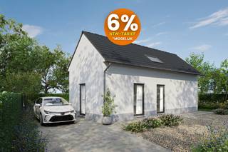 <p>Droomt u van een betaalbare, energiezuinige woning op een toplocatie in de Vlaamse Ardennen?<br />Dan is deze prachtige nieuwbouwwoning precies wat u zoekt!<br /><br />De woning beschikt over een inkomhal met vestiaire en gastentoilet. De lichtrijke leefruimte sluit naadloos aan op de open keuken met aangrenzende berging en wordt extra gekenmerkt door een open trap naar de bovenverdieping. Vanuit de woonkamer geniet u van een mooi zicht op het terras en de tuin, die ook rechtstreeks toegankelijk zijn. Aan de linkerzijgevel is een verharde parkeerplaats voorzien.<br />Op de bovenverdieping komt u via de trap in een nachthal die perfect kan worden ingericht als bureauruimte. Verder bevinden zich hier twee volwaardige slaapkamers en een praktisch ingedeelde badkamer met toilet.<br /><br />Dankzij de warmtepomp en vloerverwarming woont u niet alleen uiterst comfortabel, maar ook energiezuinig.<br /><br />Mis deze unieke kans niet en maak van deze woning uw nieuwe thuis!<br />Contacteer Laura op het nummer: 0468 15 14 41 of via mail: laura.r@cornelis-partners.be</p>
