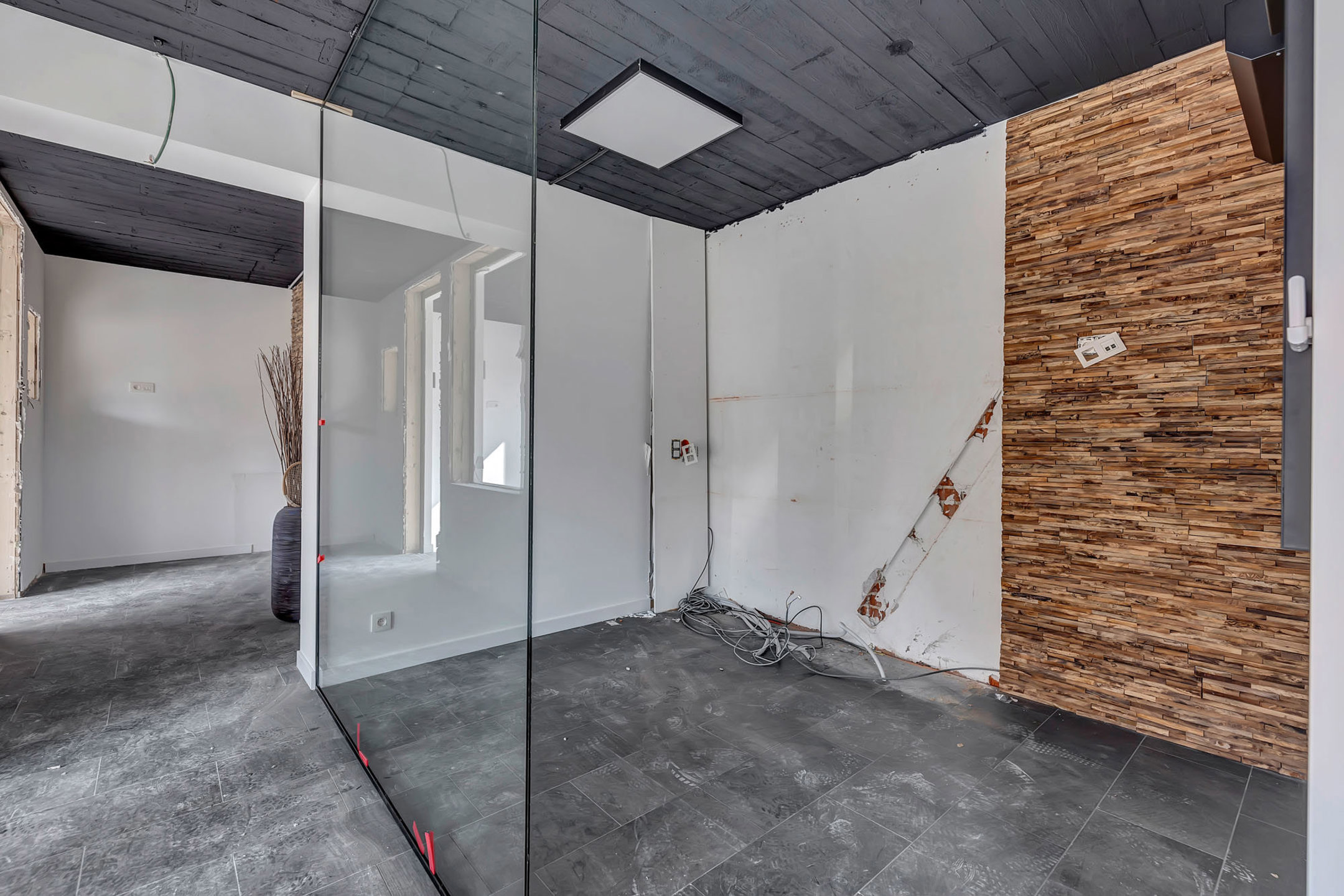 Te renoveren gelijkvloers appartement met twee slaapkamers - foto 2