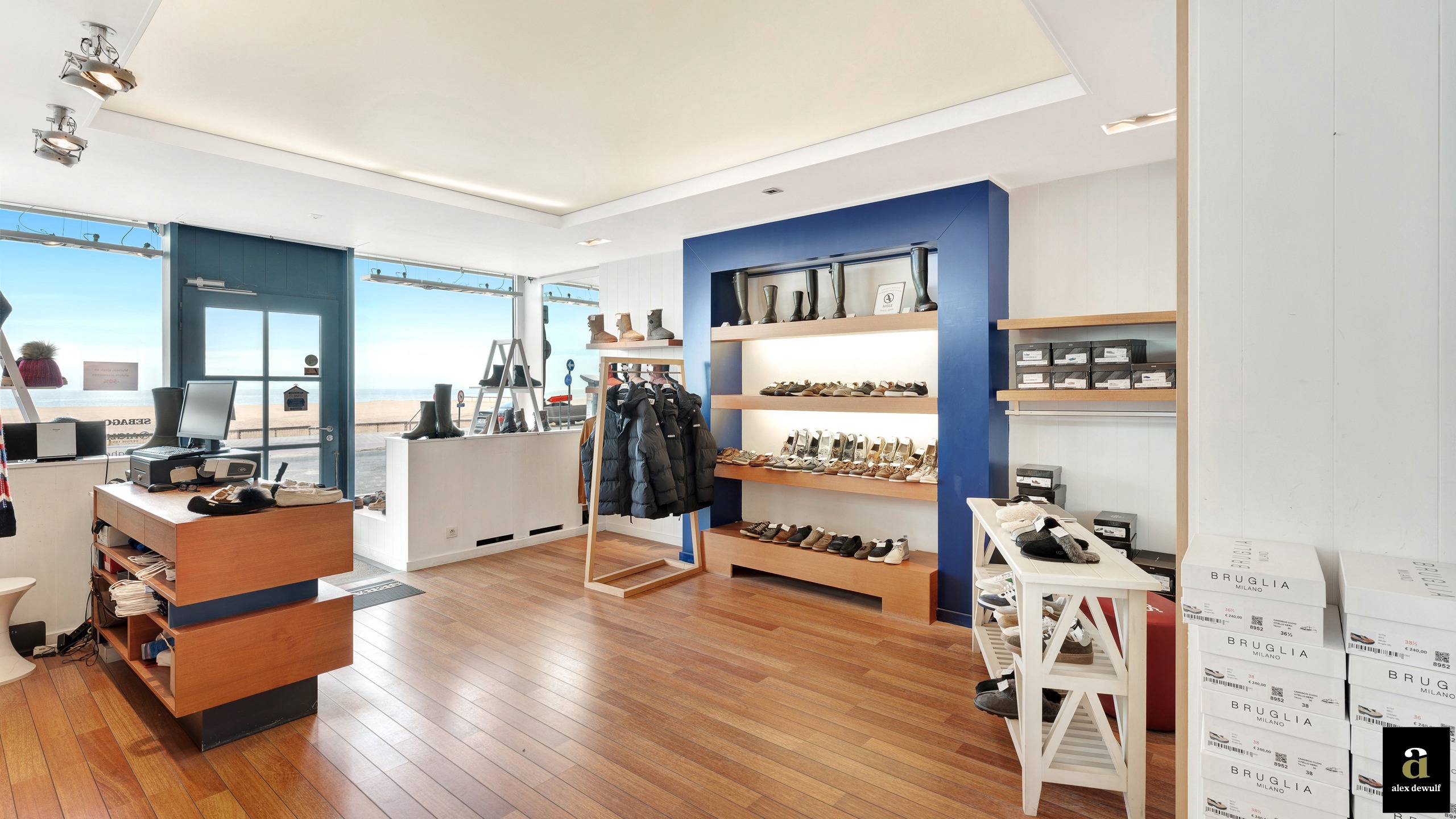 Winkel op de hoek van de Zeedijk met de Strandstraat [Knokke - Zoute]. - foto 5