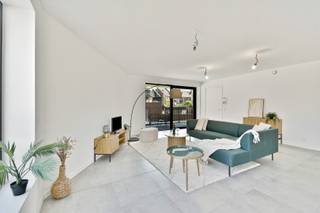 Wonen in alle rust én midden in het centrum? In residentie KorBoo in Gistel combineert dit instapklare nieuwbouwappartement ruimte, licht en verfijnde afwerking. Gelegen op de eerste verdieping geniet u hier van een royale leefruimte met open ingerichte keuken en directe toegang tot het terras achteraan – een aangename plek om even te ontsnappen aan de dagelijkse drukte.<br /><br />Drie volwaardige slaapkamers, een stijlvolle badkamer met inloopdouche, apart gastentoilet en praktische wasberging zorgen voor optimaal comfort. Het appartement is volledig geschilderd en uitgerust met vloerverwarming via warmtepomp, wat garant staat voor energiezuinig en toekomstgericht wonen. Lift aanwezig. Aankoop mogelijk aan 6% btw.<br />EPC: 33 kWh/m² ~ Vg, Wg, Gvkr, Gvv, Gmo ~ Ref. MI25045