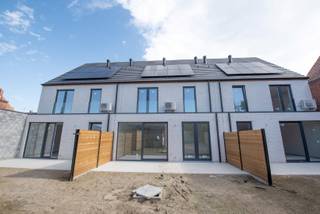 Een weldoordacht project van 3 knappe, ruime woningen in volle centrum vlakbij handelszaken, scholen en openbaar vervoer. Duurzaam en ecologisch gebouwd met een perfecte zuidwest oriëntatie. Iedere woning heeft minimum 3 slaapkamers en kan worden voorzien van een 4de en zelfs 5de slaapkamer (op de zolderverdieping).<br /><br />Energiezuinige woningen dankzij o.a. vloerverwarming, warmtepomp en zonnepanelen.<br />Wij zorgen voor de volledige afwerking met hoogwaardige materialen door vakmensen uit de buurt: zelfs de opritten, terrassen, tuinhuizen, wadi's, carports en extra parkeerplaatsen worden voorzien. Afwerkingsmaterialen kunnen worden gekozen naar eigen smaak.<br />Hierover vindt u meer info in ons lastenboek.<br />Wenst u het lastenboek, overzicht kosten en de plannen te ontvangen? Graag mailen naar sylvie@immoroba.be.<br /><br />Aankoop met 6% BTW mogelijk, ook voor investeerders!