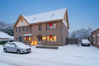 Cette maison confortable à Beringen dispose de 3 chambres, d'une salle de bain, d'un bureau et d'un carport. La maison a été (partiellement) rénovée en 2020 et est équipée de tout le confort moderne, de panneaux solaires, d'une nouvelle installation de chauffage, de la climatisation et de volets roulants. Avec une surface habitable de 216 m² et un magnifique jardin de 921 m², cette maison offre suffisamment d'espace pour une famille.<br /><br />Disposition<br />Rez-de-chaussée :<br />Le hall d'entrée spacieux donne accès à la cave, au salon et à la cuisine. Le salon est très spacieux et équipé de la climatisation. Depuis le salon, nous pouvons accéder à la cuisine, qui offre beaucoup d'espace de rangement. La cuisine est reliée à l'extension, où se trouvent les toilettes, la buanderie et le débarras.<br /><br />Étage :<br />Au premier étage, il y a deux grandes chambres avec climatisation et une grande salle de bains. La salle de bains est équipée d'un double lavabo, d'une double douche, d'une baignoire et de toilettes. Nous trouvons également un bel espace bureau ou chambre de bébé.<br /><br />Deuxième étage :<br />Au deuxième étage se trouve la chambre principale. La belle chambre spacieuse est équipée de la climatisation et de placards sur mesure. La chambre à côté de la chambre principale est actuellement utilisée comme espace de stockage, son emplacement au-dessus de la salle de bains permet de l'aménager selon vos souhaits en une deuxième salle de bains.<br /><br />Jardin :<br />Derrière la maison, il y a une agréable terrasse ensoleillée pour profiter des chaudes soirées d'été. Celle-ci est accessible par la porte derrière la cuisine. Le beau jardin profond est entièrement clôturé. Derrière la maison se trouve un carport pouvant accueillir 2 voitures.<br /><br />Particularités :<br />- EPC positif<br />- Panneaux solaires<br />- Alarme présente<br />- Rénovation 2020 : toit, isolation, climatisation, nouvelle installation de chauffage