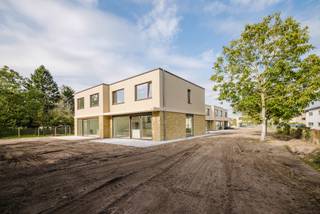 <strong>Kies voor modern, energiezuinig en zorgeloos wonen nabij centrum Wetteren.<br /><br />LIGGING<br /></strong>In een rustige doodlopende straat, nabij de Markt en het gezellige centrum van Wetteren, verrijst een exclusief nieuwbouwproject met slechts 6 woningen in een hedendaags moderne architectuur.<br /><br />Goede verbindingen met de E40 en Brusselsesteenweg brengen u snel naar Gent of Brussel. Daarnaast bevinden winkels, scholen, openbaar vervoer, wandel- en fietsroutes zich allemaal op een steenworp. <br /><br /><strong>(MOBISCORE: 8,3/10)</strong><br /><br /><strong>INDELING <br /><br /></strong>De woning biedt een uitstekende energieprestatie dankzij vloerverwarming via warmtepomp, zonnepanelen en een ventilatiesysteem D. <br /><br />U komt binnen via de inkomhal met vestiaire, een berging, een gastentoilet en toegang tot de leefruimte. <br />Geniet van een lichtrijke leefruimte met open keuken voorzien van kookeiland en ontbijtcorner.<br />Het ruime terras en de tuin vormen het verlengstuk van uw woonkamer, wat de uitzonderlijke woonbeleving bevordert. <br />Hier kan u met vrienden of familie genieten van onvergetelijke momenten die er écht toe<br />doen!<br /><br />Op het verdiep vindt u 3 slaapkamers, een apart toilet, een extra berging en een badkamer. Deze is voorzien van ligbad, douche en een dubbele wastafel. <br /><br /><strong>EXTRA TROEF <br /></strong><br />Deze halfopen bebouwing beschikt over 2 private autostaanplaatsen die inbegrepen zijn in de prijs! <br /><br /><strong>Hier leeft u in alle rust, omgeven door groen en toch dicht bij alles wat telt.<br /></strong><br />Contacteer Kevin: <strong>0476 66 55 50<br /><br /></strong>(Oppervlakten geraamd, sommige foto’s zijn van een referentieproject of zijn renders)