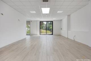 Multifunctioneel pand met ruime kantoor- en opslagmogelijkheid en optie tot kangoeroewonenBent u op zoek naar een eigendom dat wonen en werken...