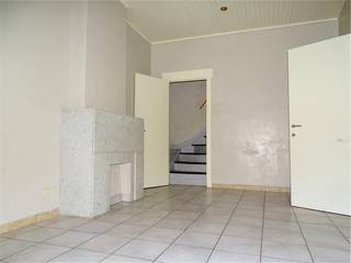 Woning bestaande uit leefruimte, nieuwe geïnstalleerde keuken, toilet, badkamer met bad/douche, kelder. Op de 1ste verdieping zijn er 2 slaapkamers, op de  2de verdieping 2 slaapkamers en een geïsoleerde zolder.