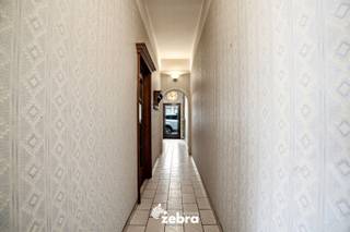 Deze ruime woning met 4 slaapkamers en tuin bevindt zich op een boogscheut van het centrum van Oostrozebeke. Verschillende winkels, scholen, horeca, sportgelegenheid, ... bevinden zich op wandel- en fietsafstand. Dankzij de nabijheid van diverse invalswegen geniet u tevens van een vlotte bereikbaarheid.<br /><br />Op het gelijkvloers is de woning voorzien van een inkomhal, een polyvalente ruimte (met aparte toegang) die perfect kan ingedeeld worden als kantoor, handelsruimte of hobbyruimte, een woonkamer, een keuken, een garage met rechtstreekse toegang tot de tuin, een wasplaats/technische berging en een toilet.<br /><br />Het eerste verdiep bestaat uit een nachthal, 4 ruime slaapkamers, een badkamer en een ruimte die nog kan ingedeeld worden als dressing of extra slaapkamer.<br /><br />Verder is er nog een zeer ruime zolder aanwezig met voldoende hoogte en tal van mogelijkheden, een praktische en gerieflijke kelder, een tuin met terras en een tuinberging.<br /><br /><span>Graag geven wij nog mee dat deze woning reeds beschikt over 19 zonnepanelen met een totaal vermogen van 7.030 Wattpiek en een thuisbatterij.</span><br /><br /><span>Bent u op zoek naar een grote woning met heel veel potentieel nabij het centrum van Oostrozebeke? Dan is dit uw kans!</span><br /><br /><strong><span>Ook wild geworden van deze thuis?</span><br /><span>Twijfel dan niet langer en leg vandaag nog uw bezoek vast!</span></strong>
