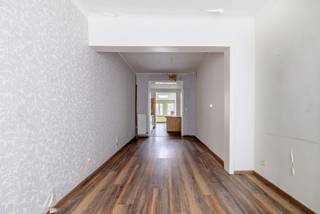 Ontdek deze ruime woning.  Deze woning geeft u direct bij binnenkomst een warm, huiselijk gevoel. Ideaal voor een gezin met kinderen.<br />INDELING:<br />Je betreedt de woning via de inkomhal (9,60m²). Via de inkomhal kan je naar woonkamer met open keuken en eetkamer. De eetkamer/zithoek geeft toegang naar een aparte WC en tevens naar een ruime koer met tuinhuis. Via de keuken kan je tevens naar een ruime badkamer.<br />Op de eerste verdieping vindt u de nachthal met toegang naar 2 slaapkamers (15.m² en 10,50m²).<br />Op de tweede verdieping vindt u de nachthal met toegang naar tevens 2 slaapkamers waarvan 1 slkr met mezzanine/vide (15.m² en 18,20m²).<br />Er is tevens een kelder( 5m²,  kleine opslagruimte, ideaal voor leidingen,…)<br />Voor de woning heb je mogelijkheid om uw auto en fietsen te parkeren.<br /> <br />BOUWTECHNISCH:<br />Renovatiejaar: 2015 (ramen, radiators en cv ketel, dak, afvoer, achtergevel bekleding)<br /> <br />REDEN IN OVERVLOED om deze woning te gaan bezichtigen.