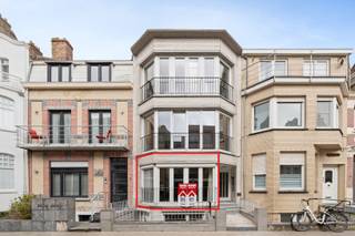 <p><strong>De Panne: Gezellig 1-slaapkamerappartement gelegen in het centrum</strong><br /> </p>

<p>Op zoek naar een appartement op een toplocatie in De Panne? Dit charmante 1-slaapkamerappartement bevindt zich in een kleinschalige residentie zonder syndic, wat zorgt voor bijzonder lage vaste kosten. Gelegen in het hart van De Panne, op enkele meters van het marktplein en op wandelafstand van zee en duinen, is dit de ideale uitvalsbasis.<br /> </p>

<p><strong>Indeling:</strong><br />Het appartement bestaat uit een zongerichte woonkamer met open keuken, een nachthal die toegang geeft tot een apart toilet, een ruime slaapkamer met toegang tot een reeds gemoderniseerd terras en een badkamer met douche.<br /><br />Mogelijkheid tot aankoop van een garage in garagecomplex FLORA (€35.000)<br /><br /><strong>Troeven:</strong><br />• Centrale ligging vlak bij marktplein, zee en duinen<br />• Kleinschalige residentie zonder syndic (lage kosten)<br />• Vernieuwde ramen met ingebouwde zonnewering in de woonkamer<br />• Ideaal als investering, vaste woonst of tweede verblijf</p>

<p>Meer informatie of een bezoek aanvragen? Contacteer Frederick via 058/22.41.70.</p>
