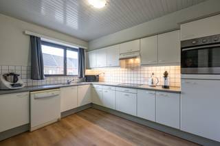 <div>Dit verzorgde appartement werd in 2022 grondig gerenoveerd en biedt een praktische indeling en een aangename woonomgeving.<br /><br /><strong>INDELING<br /></strong>Het appartement beschikt over een ruime en lichtrijke leefruimte, een keuken, badkamer met dubbele lavabo, 2 slaapkamers en een praktische berging. Vanuit de leefruimte is er toegang tot het terras, dat bovendien geniet van een mooi open groen zicht, geen inkijk.</div>
<div>Een belangrijke extra troef is de garage met sectionale poort, aan te kopen aan € 25.000.</div>
<div>Vooraan parkeerplaats van de gemeenschap. <br /><br /><strong>POSITIEVE ASPECTEN<br /></strong>- Gerenoveerd in 2022<br />- Gunstig EPC: B – 152 kWh/m²<br />- Elektrische installatie conform<br />- Asbestveilig<br />- Warmtepomp/airconditioning van Fujitsu<br />- Rolluiken (elektrisch)<br />- Ruim terras met open groen zicht<br />- Praktische berging<br />- Garage met sectionale poort en voorzien van elektriciteit</div>