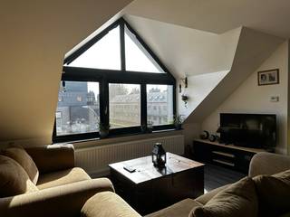 Leuk en instapklaar duplex-appartement (88 m²) met 2 slaapkamers, berging en twee terrassen, centraal gelegen in Mol. Vooraan bevindt zich een klein terras aan de keuken; achteraan ligt een ruim zuidgericht terras van 24 m², waar vorig jaar nieuwe tegeldragers werden geplaatst.<br /><br />Het appartement werd 5 jaar geleden volledig gerenoveerd, met een moderne keuken en badkamer als blikvangers. Daarnaast werden 4 jaar geleden twee warmtepompen geplaatst (woonkamer en slaapkamer beneden) waarmee zowel verwarmd als gekoeld kan worden. Twee jaar geleden kwamen er nog vliegenramen, vliegendeuren en duette-gordijnen bij.<br /><br />Het gebouw zelf werd recent nog voorzien van een vernieuwde lift en geüpdatete brandveiligheidsvoorzieningen. Bij het appartement hoort één private parkeerplaats. De maandelijkse kosten voor de syndicus bedragen ongeveer 100 euro.<br /><br />