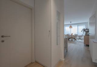 <p><strong>Plan je bezoek in via www.living-stone.be</strong></p><p>Prachtig gerenoveerd appartement, gelegen in het centrum van Dilbeek, met gemeenschappelijke tuin en privatieve garagebox.</p><p>Dit stijlvol gerenoveerde appartement bevindt zich in het centrum van Dilbeek en combineert comfort, energiezuinigheid en een uitstekende bereikbaarheid.</p><p>Gelegen op de eerste verdieping van een klein gebouw bereikbaar met de lift.</p><p>De indeling is alsvolgt: een inkomhal met apart toilet geeft toegang tot de leefruimte met open, volledig geïnstalleerde keuken. Verder beschikt het appartement over een slaapkamer van 14 m² en een badkamer uitgerust met douche in bad, lavabomeubel en aansluitingen voor wasmachine en droogkast.</p><p>Een privatieve garagebox met bijkomende zolderberging is inbegrepen. Daarnaast kunnen bewoners genieten van de ruime gemeenschappelijke tuin.</p><p>Ook op technisch vlak scoort dit appartement uitstekend dankzij de recent geïnstalleerde warmtepomp en een gunstig <strong>EPC-label B</strong>.</p><p>Dankzij de centrale ligging bevinden winkels, scholen en openbaar vervoer zich op wandelafstand. <strong>Onmiddelijk beschikbaar.</strong><br />Interesse? <strong>Plan je bezoek via www.living-stone.be</strong></p>