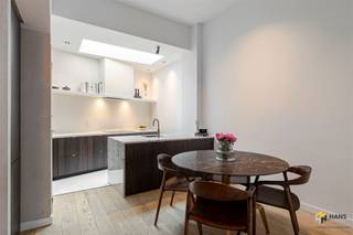 <p><span>Unique charm, a high-quality renovation, and an excellent location: this characterful townhouse has it all. Situated on a quiet, low-traffic street, you’ll live right in the heart of the city, with a school just 10 meters away and close to shops, restaurants, and public transportation. You can also reach the Ring and the city outskirts in no time. It’s the ideal base for anyone who wants to combine bustling city life with peace and comfort.</span></p><p><span>The home was completely renovated in 2021 with an eye for detail and finished with sustainable, high-quality materials. Among other things, the plumbing, electrical system, heating, floors, finishes, and roofs were completely replaced. To maximize natural light, a skylight with high-efficiency glass was installed above the kitchen and on the second floor. In addition, the intermediate floors have been insulated, the rear facade received additional insulation in 2023, and the home boasts a favorable EPC rating of B. Electric roller shutters are also installed at the front of the ground floor, and built-in Serax lighting is featured throughout the home.</span></p><p><span>Through the stylish entry hall with elegant Rasico finishes, you enter the cozy living area with an open-concept kitchen spanning 47 m². The high-quality finishes—including lime plaster, oak veneer, granite, and microtopping—create a stylish, warm, and contemporary atmosphere. The open kitchen is fully equipped with high-quality AEG appliances, a Novy range hood, and a Quooker faucet. There is also a separate guest restroom on the ground floor.</span></p><p><span>The first floor features a spacious 18 m² bedroom with a custom-built closet. Adjacent to it is the luxurious 11 m² bathroom with a freestanding tub, walk-in shower, double sink, and toilet. The floors and walls in the bathroom are finished with microtopping. On the top floor is the spacious 35 m² master bedroom, which can easily be divided into two full-sized bedrooms. Finally, the home also features a practical 30 m² basement.</span></p><p><span>Are you looking for a move-in-ready townhouse brimming with character, featuring unique finishes and modern living comfort? Don’t miss this opportunity! For more information or a free appraisal, visit www.hansimmo.be</span></p><p><span> </span></p>