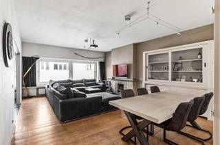 Tof appartement in de buurt van de Dageraadplaats.<br /><br /><br />Op een uitstekende ligging in Antwerpen bevindt zich dit ruim en aangenaam appartement (bewoonbaar oppervlakte 96 m²). Dankzij de centrale ligging geniet u van een vlotte bereikbaarheid, winkels, openbaar vervoer.<br />Het appartement bevindt zich op de 3de verdieping en is op wandelafstand (700m) van de Dageraadplaats. <br /><br />De leefruimte van ca 40 m² vormt samen met de keuken ca. 12m² een mooi open en lichtrijk geheel, gekenmerkt door grote raampartijen en een warme houten vloer. De leefruimte is ook voorzien van een airco systeem dat zowel voor verkoeling als voor verwarming zorgt.<br />De keuken is voorzien van oven en inductiekookplaat.<br /><br />Het appartement beschikt over 2 volwaardige slaapkamers van ca. 18 m² en 14 m², beide voorzien van voldoende ruimte voor een dubbel bed en kasten.<br />De badkamer is praktisch ingericht met douche, lavabo en ingemaakte kasten.<br /><br />Er is ook een terras aanwezig van ca. 5m²<br /><br />Belangrijkste troeven :<br /><br />- Centrale ligging nabij het centraal station van Antwerpen en Dageraadplaats.<br />- Bergruimte van ca. 8m²<br />- Elektriciteit volledig conform<br />- Reeds gerenoveerd dak en is conform<br />- Lage gemeenschappelijke kosten<br />- Airco aanwezig<br /><br />Ik verkoop het appartement zonder immokantoor.<br />Voor meer informatie contacteer mij op het volgende emailadres : yannick.schampaert@hotmail.com