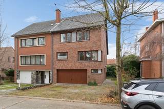 <strong>Ruime 3-gevel woning, ideaal gelegen in een rustige residentiële wijk op 1km van het centrum van Sterrebeek.</strong><br />Niveau straat: Inkomhal, WC, garage voor 2 wagens, logeerkamer, douchekamer, wasplaats en technische ruimte.<br />Niveau tuin: Hall met vestiaire, ruime living met toegang naar het terras en de tuin, eetkamer en keuken.<br />Verdieping: 3 slaapkamers, bureau, badkamer voorzien van ligbad, douche, dubbele lavabo en WC.<br />Zolderverdieping: Ruime zolderkamer welke reeds voorzien van vaste trap. Mogelijkheid voor 2 extra slaapkamers.