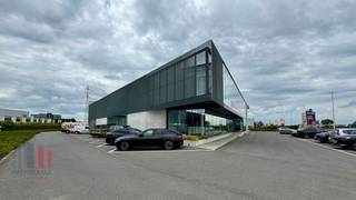 Representative and well-equipped commercial building of 2,210 m² for rent, strategically located along the Boomsesteenweg (A12). This...