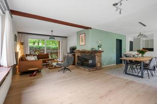 Instapklare en ruime gezinswoning met 5 slaapkamers, volledig afgewerkte zolderverdieping, garage en prachtige tuin.We betreden de woning via een...