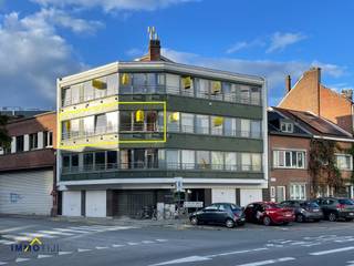 Dit appartement is gelegen vlak bij de Grote Markt, winkelstraten, het administratief centrum en het station van Aalst. <br /><br />Het appartement bevindt zich op de 2de verdieping (lift aanwezig) en beschikt over een inkom, een apart toilet, een badkamer, 2 slaapkamers, een ruime living en een keuken. Via de keuken bereikt men het gezellig terras.<br /><br />Ideaal ter investering of eerste aankoop. <br />Voor meer info en/of een bezoek, contacteer ons via steffen@immotijl.be of 053 42 46 99.