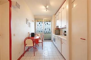Ruim appartement met een prachtig uitzicht vanaf het terras op de skyline van Brussel. Dit appartement biedt u alle hedendaags wooncomfort. Het bestaat uit een zeer grote living van 40 m² die uitgeeft op een ruim terras met vrij uitzicht. Via de inkomhal heeft u toegang tot de grote, volledig uitgeruste keuken met eveneens een terras. Er is ook een toilet met vestiaireruimte. Vanuit de nachthal bereikt u de badkamer, de drie slaapkamers en een douchekamer. In de nachthal zijn er praktische ingebouwde kasten. De kelder is inbegrepen in de prijs. Mogelijkheid tot aankoop van een afgesloten garage voor €29.000. Perfect onderhouden staat. Individuele centrale verwarming op gas met een zeer recente Viessmann condensatieketel. Aluminium dubbele beglazing (zeer recent aan de voorzijde). Ideale ligging ten opzichte van openbaar vervoer, scholen en winkels. Zeer goede EPC : C (136 kw)