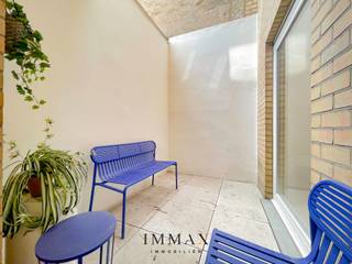 Dit gerenoveerd gelijkvloers appartement is gelegen nabij het centrum en de Lippenslaan van Knokke. <br />Om van dit appartement uw thuis te maken, is nog koste, nog moeite gespaard gebleven.<br />U komt binnen in de moderne open keuken die perfect aansluit met de lichtrijke woonkamer (voorzien van een ventilatie systeem C).<br />Elke ruimte in dit unieke appartement is voorzien van op maat gemaakte kasten. Vervolgens is dit volledig vernieuwd appartement voorzien van 2 slaapkamers met alle comfort (Dressing), een douchekamer met inloopdouche (volledig uit MORTEX) en een leuk terras achteraan, om verder na te genieten!<br /><br />Er is een kelderberging inbegrepen.<br />Mogelijkheid tot aankoop van een autostaanplaats/garagebox in de nabije omgeving!<br /> <br />Aarzel niet om ons te contacteren voor meer info: tel. : 050 62 44 14 of via: knokke@immax.be