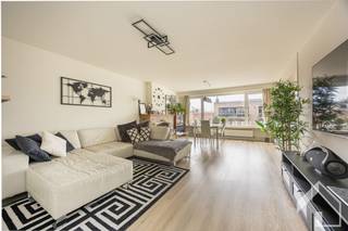 <p>Op te frissen appartement, op de tweede verdieping, in een doodlopende straat, en nabij het Boekenbergpark. Het appartement heeft een inkomhal met ingemaakte kasten, een leefruimte met open keuken (met gasfornuis, dampkap en dubbele spoelbak), twee slaapkamers en een badkamer met lavabo, toilet en douche. In de badkamer is ook de aansluiting van de wasmachine. In de leefruimte is er enkele jaren geleden nog nieuwe laminaat gelegd. Momenteel is het appartement verhuurd. Voor meer info: 0479/9 34 34 9 (Kristof)</p>