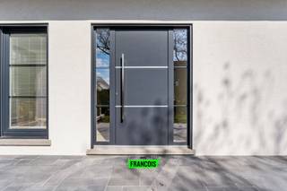 Volledig instapklare villa te Koop in Zwevegem!Deze prachtige villa in Zwevegem combineert tijdloze charme met moderne gemakken en biedt alles wat je...