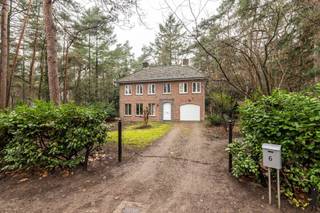 <p><span><strong>Huurprijs: 1.600 EUR per maand<br />Kosten plaatsbeschrijving zijn 50/50 te delen door huurder en verhuurder<br />Huurwaarborg = 3 maanden huur<br />Beschikbaar: In onderling overleg<br /></strong></span></p>
<p><strong>BEZOEK AANVRAGEN EN KANDIDAAT STELLEN VIA ONZE WEBSITE: www.deboerenpartners.be</strong><br />Indien u een bezoek wenst aan te vragen aan dit eigendom te huur, dan kan dit enkel via het aanvraagformulier op onze website. U zoekt het betreffende eigendom onder ons 'aanbod te huur', en klikt daarna bovenaan op 'bezoek inplannen'.<br />Daarna doorloopt u alle stappen en vult u de gevraagde gegevens in. Wij behandelen uw aanvraag binnen de 2 werkdagen en contacteren u daarna. Omwille van het grote aantal aanvragen, worden verzoeken via Immoweb, Immoscoop of Spotto niet behandeld.</p>
<p><span>Omschrijving van de woning:<br /></span></p>
<p>U komt binnen in de ruime inkomhal met een apart gastentoilet. Vanuit de inkomhal betreedt u de lichtrijke leefruimte met parketvloer. De volledig geïnstalleerde keuken is uitgerust met alle nodige toestellen, waaronder een oven, vaatwasser, elektrisch kookvuur en voldoende opbergruimte.</p>
<p>Op de eerste verdieping bevinden zich vier slaapkamers met vloerbekleding. Daarnaast is er een badkamer voorzien van een ligbad, douche en een badkamermeubel met spiegel.</p>
<p>De zolder is bereikbaar via een vlizotrap en biedt extra praktische bergruimte.</p>
<p>Tot slot beschikt de woning over een aangename tuin en een inpandige garage.<br /><br /><span>Bijzonderheden:</span><br />- Pvc ramen met dubbele beglazing <br />- Cv ketel op aardgas <br />- Volledig nieuw geschilderd<br />- Parket recent opgeschuurd<br />- Woning wordt voorzien van lichtarmaturen en gordijnen<br />- Inpandige garage<br />- Nabij alle voorzieningen: winkels, openbaar vervoer en autostrade</p>