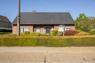 Ruime op te frissen woning met 4 slaapkamers en ruime garage op 1.176 m². Gelijkvloers:Inkomhal.Ruime woonkamer van 36,5 m² op natuursteen.Eetkamer...