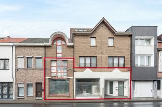 <p>Ben je op zoek naar een ruim handelspand OF project met vergunning voor een appartement met tal van mogelijkheden? Gevonden!</p>
<p>Dit veelzijdige pand biedt vandaag de dag een dubbele opportuniteit: je kan het aankopen en verder uitwerken als handelspand, praktijk of kantoorruimte, MAAR er werd eveneens een vergunning goedgekeurd om het geheel om te vormen tot een volwaardig appartement. Ideaal dus voor ondernemers, investeerders of wie wonen en werken wil combineren. Extra troef: er is geen officiële syndicus, waardoor de maandelijkse lasten bijzonder laag blijven en het plat dak werd langs boven geïsoleerd &amp; afgewerkt met EPDM.</p>
<p>Via de aparte ingang kom je binnen in een ruime inkomhal die perfect kan dienen als ontvangstruimte, wachtruimte of vestiaire &amp; fietsenberging. Links bevindt zich een polyvalente ruimte met veel raampartijen en hoge plafonds. Hier kan eventueel een mezzanine worden gecreëerd. Verder in het pand vind je links twee praktische bergingen en rechts een eerste sanitaire ruimte. Het toilet is reeds aangesloten op de riolering, maar nog geen water of aan- en afvoeren voorzien.</p>
<p>Centraal ligt een bijzonder grote open ruimte die perfect kan functioneren als commerciële hoofdruimte, showroom of praktijkruimte. De elektriciteit werd reeds voorzien. Wie kiest voor de woonfunctie kan hier een riante leefruimte met open keuken realiseren, waarbij mits behoud van de poutrel de tussenmuur kan worden uitgebroken voor een volledig open geheel. Achteraan moet ruimte voorzien worden voor het plaatsen van een glazen wand met patio en buitenkoer, inclusief regenwaterput van 15.000 liter. Aan de rechterzijde is plaats voor bijkomende ruimtes die kunnen ingericht worden als burelen, stockageruimte OF in de woonvariant, één grote en twee kleinere slaapkamers met een tweede badkamer en toilet.</p>