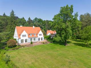 <p><span>Dit bijzondere eigendom is gelegen op een zeer rustige en groene locatie te Kapellen nabij Royal Antwerp Golf Club. Rust, een groene omgeving alsook een goede verbinding met het centrum van Heide-Kalmthout zijn troeven van deze locatie. Het domein van ruim 1 hectare groot omvat een recent gerenoveerde villa, een guesthouse, garage gebouw, zwembad en tennis terrein.</span></p><p><span> </span></p><p><span>Hoofdgebouw</span></p><p><span>U betreedt de villa middels de centrale inkomhal op parketvloer met trap naar de eerste verdieping alsook vestiaire, gastentoilet en toegang tot de kantoorruimte. De leefruimte werd opgedeeld in een zitkamer met open haard, aangename eetruimte en een tv-kamer. Deze drie ruimtes kunnen worden afgesloten middels schuifdeuren. Smaakvol ingerichte keuken met diverse inbouwtoestellen waaronder vaatwasser, koelkast, oven, gasvuur en dubbele spoelbak. Vanuit de keuken toegang tot de bijkeuken met kasten en toegang naar de kelderruimte. </span></p><p><span><br />1e Verdieping</span></p><p><span>Middels de trap bereikt u ruime nachthal met loungeruimte. De masterslaapkamer omvat een ruime dressing met ingemaakte kasten alsook een badkamer met bidet, toilet, douche, ligbad en dubbele lavabo. Tweede ruime slaapkamer met dressing en privatieve badkamer met ligbad, toilet en lavabo. Derde slaapkamer met lavabo, separate badkamer en een vierde slaapkamer met ingemaakte kasten. </span></p><p><span> </span></p><p><span>2e Verdieping / zolder</span></p><p><span>Toegang naar de zolderruimte middels vlieringtrap. De zolderruimte is opgedeeld in drie compartimenten. </span></p><p><span> </span></p><p><span>Kelder</span></p><p><span>De kelderruimte werd ingedeeld in verschillende ruimtes waaronder een wijnkelder, berging en een wasplaats met strijkgedeelte met aansluitingen voor wasmachine en droogkast.   Tevens is er een speelkamer of polyvalente ruimte en een relaxgedeelte of wellness met tevens toegang naar buiten toe (nota; deze ruimtes zijn nog niet gerenoveerd). Apart technisch lokaal met CV installaties (condenserende gasketels Buderus) alsook waterontharder. </span></p><p><span> </span></p><p><span>Guesthouse en polyvalent gebouw</span></p><p><span>Op het domein is een apart guesthouse in dezelfde stijl als het hoofdgebouw met 2 slaapkamers, 2 badkamers, een keuken en 2 garages. Een derde gebouw is polyvalent te gebruiken en bestaat uit een grote kantoorruimte en 2 extra garages.</span></p><p><span> </span></p><p><span>Bijzonderheden</span></p><p><span>Dit domein op ruim 1 hectare grond werd gerealiseerd in de jaren '50 en in 2022 werd de villa volledig gerenoveerd naar hedendaagse normen van luxe, comfort en afwerking. De villa heeft hiermee ook een EPC label B (172 KWH). </span></p><p><span>De tuin werd ook deels opnieuw aangelegd en hier treft u behalve een zwembad ook een tennis terrein. </span></p><p><span> </span></p><p><span>Meer inlichtingen via ons kantoor</span></p>