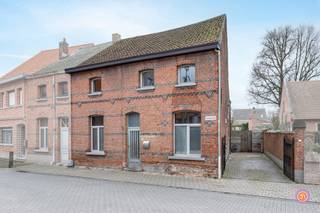 Deze woning, gelegen in Wintam vlakbij de dijk, biedt tal van mogelijkheden voor wie op zoek is naar ruimte en potentieel. Mits de nodige renovatiewerken kan dit pand worden omgevormd tot een prachtige gezinswoning met hedendaags comfort.<br /><br />We betreden de woning via de inkomhal, die toegang geeft tot de verschillende ruimtes. De keuken van maar liefst 22,5 m² biedt voldoende plaats voor een gezellige eetruimte. Aansluitend bevindt zich een aparte bureauruimte. Door de muur tussen de keuken en het bureau open te breken, kan leefruimte worden gecreëerd. Verder is er een berging met een achterdeur naar de tuin. <br /><br />Op de verdieping bevinden zich drie volwaardige slaapkamers en een badkamer met douche, bad en dubbele lavabo.<br /><br />Nood aan extra opslag? Via een uitschuifbare trap betreed je de zolderruimte, die perfect kan dienen als opslagruimte.<br /><br />Buiten geniet je van een ruime, zonnige tuin. <br /><br />De woning beschikt over parkeermogelijkheden voor twee wagens.<br /><br />Kortom, deze woning is ideaal voor wie op zoek is naar een renovatieproject met karakter en ruimte. Met de juiste aanpak kan dit pand uitgroeien tot een prachtige thuis op maat.<br /><br />Heb je interesse in deze woning met renovatiepotentieel?<br />Contacteer ons gerust via info@julimmo.be of 03 303 39 36.